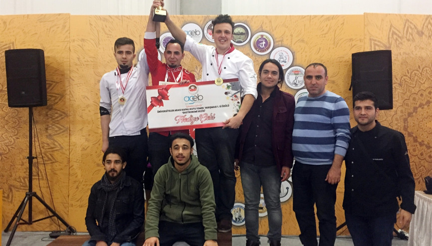 Üniversiteliler yemek yarışmasında birinci oldu