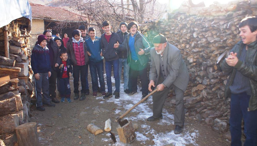 Çubuklu gençler doğa kampında