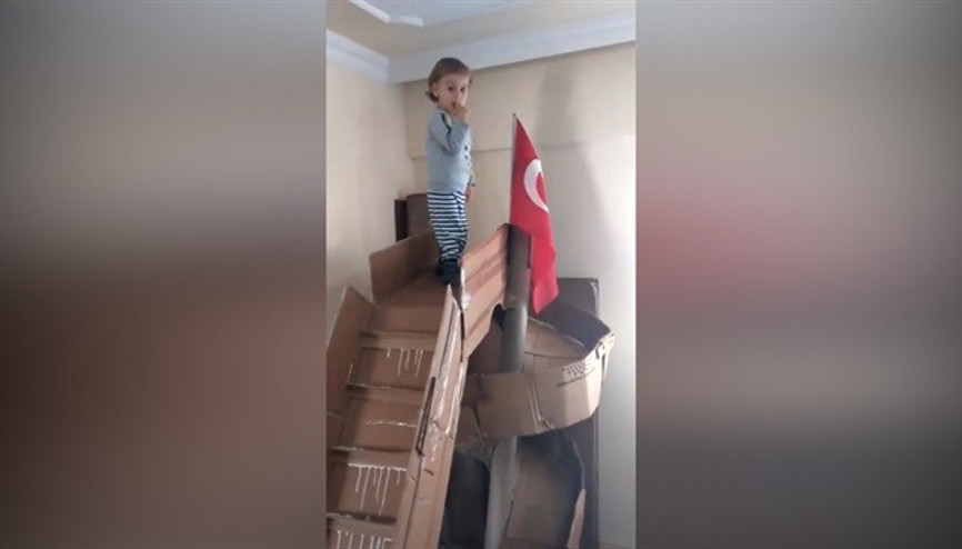Oğluna karton kutulardan kaydırak yapan süper baba