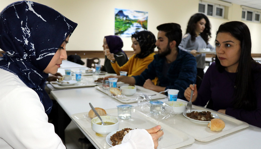 Ders çalışan öğrencilere döner ve ayran