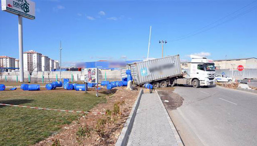Hemzemin geçitte dehşet anları Tren 22 ton kimyasal madde yüklü TIRa çarptı
