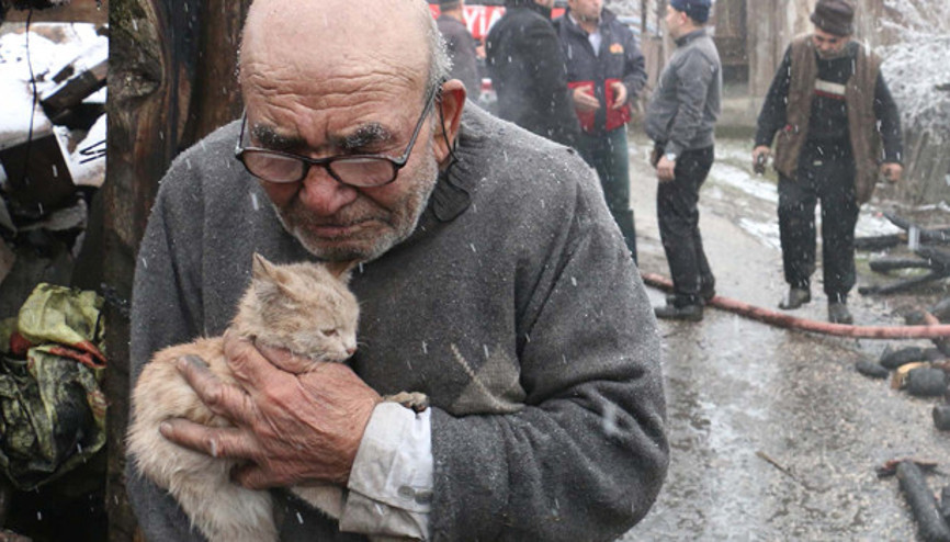 Fotoğrafıyla gündem olan Ali Dede hastaneye kaldırıldı