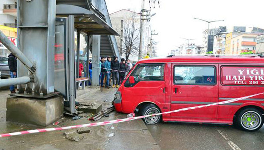 Midibüs otobüs durağına daldı: 5 yaralı