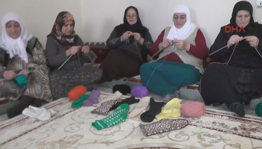 Muşlu kadınlar Mehmetçik için bere, eldiven, atkı örüyor