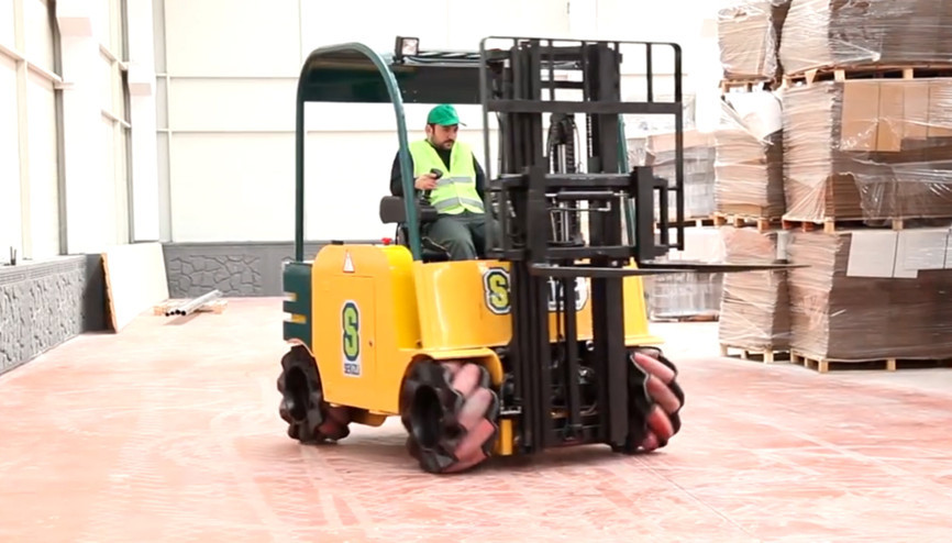 Her yöne hareket edebilen forklift