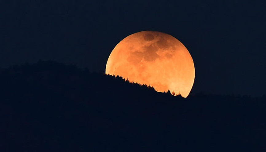 Süper Mavi Kanlı Ay büyüledi..İşte ay tutulmasından dikkat çeken fotoğraflar