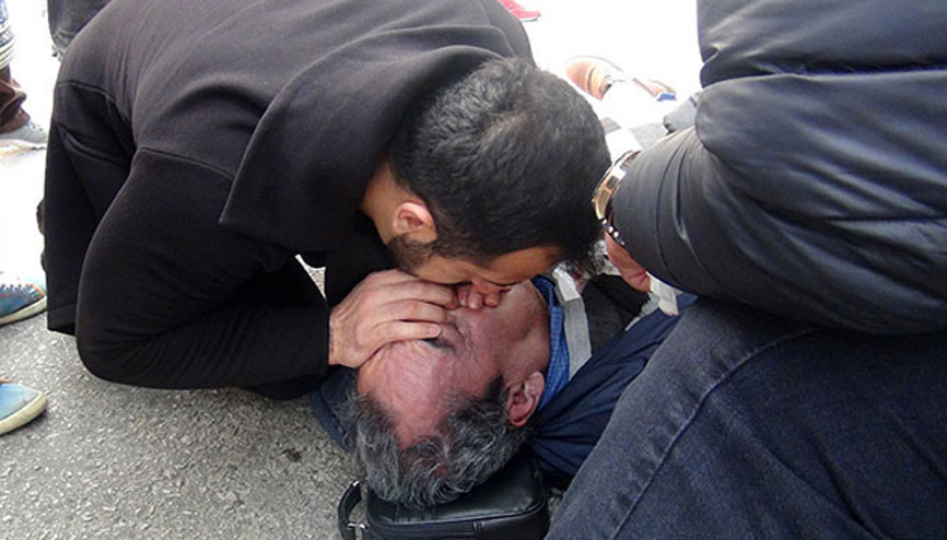 Erkek hemşireden hayat öpücüğü