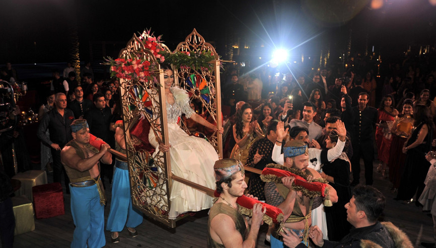 Akın akın evlenmeye geliyorlar Sabahın ilk ışıklarına kadar eğleniyorlar Akın akın evlenmeye geliyorlar Sabahın ilk ışıklarına kadar eğleniyorlar