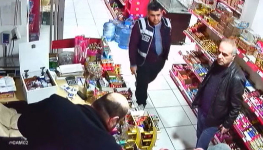 Polis yeleği giyip, marketten sigara ve para çalan şahıslar kamerada