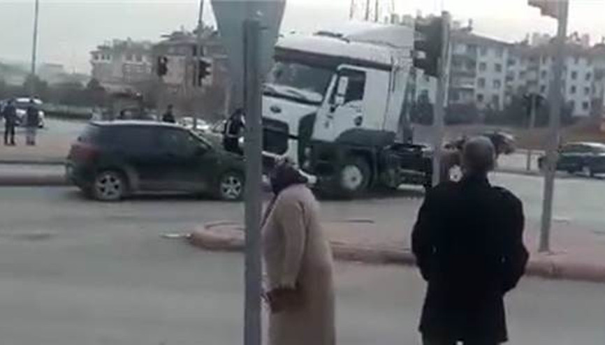 Otomobil sürücüsüne kızdı diye TIRla ezdi