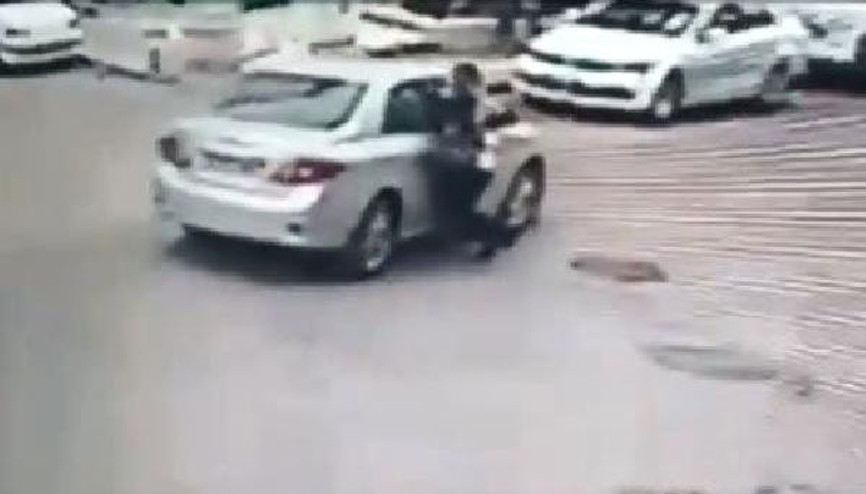 Otomobille takip ettiği kadına tacizde bulunup, yerde sürükledi