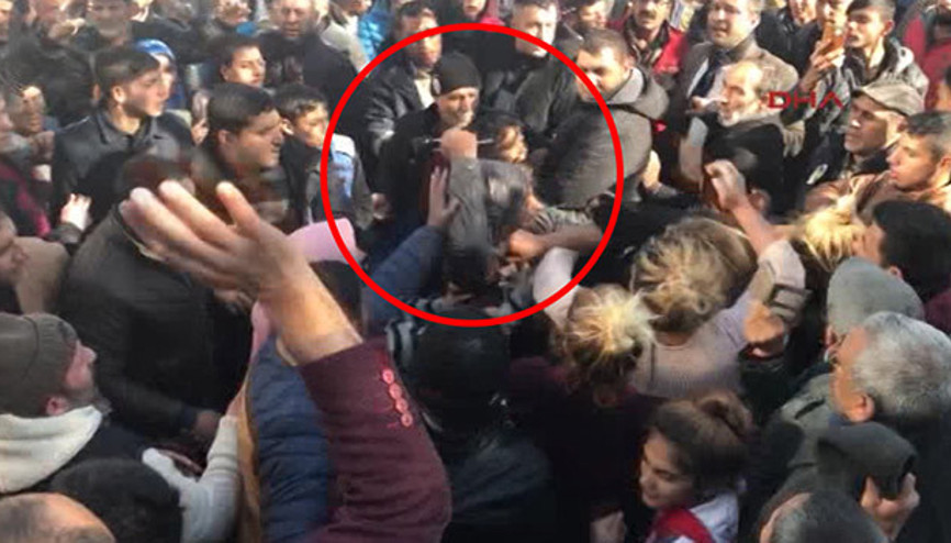 Emniyet önündeki protestoda makas çekti Emniyet önündeki protestoda makas çekti