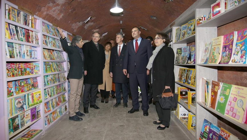 ‘Çöpten kütüphane’ye Büyükelçiden kitap bağışı