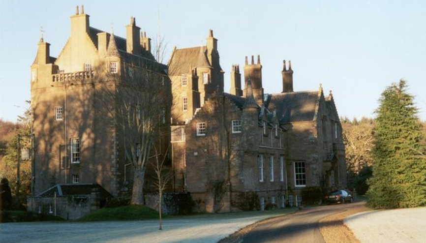 Sahibinden satılık kaleler...  Şatoyu alan kule hediye