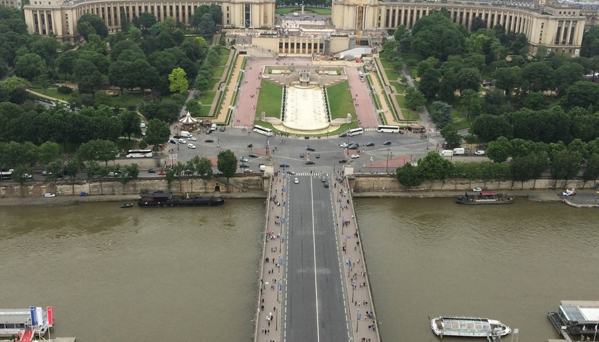 Filmlerle başlayan, kendisiyle devam eden Paris aşkı