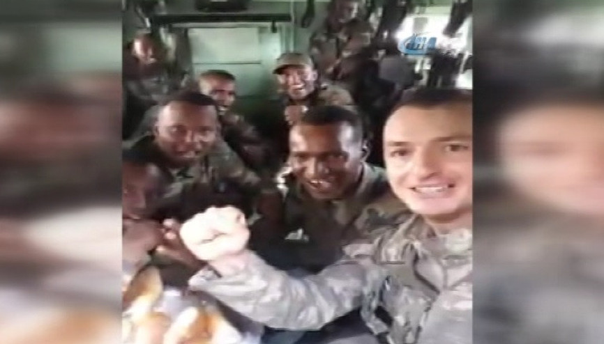 Somalili askerlerden İzmir marşı