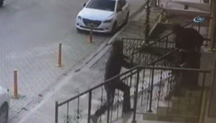 Komşu vahşeti: Aidat için yöneticiyi tanınmaz hale getirdi