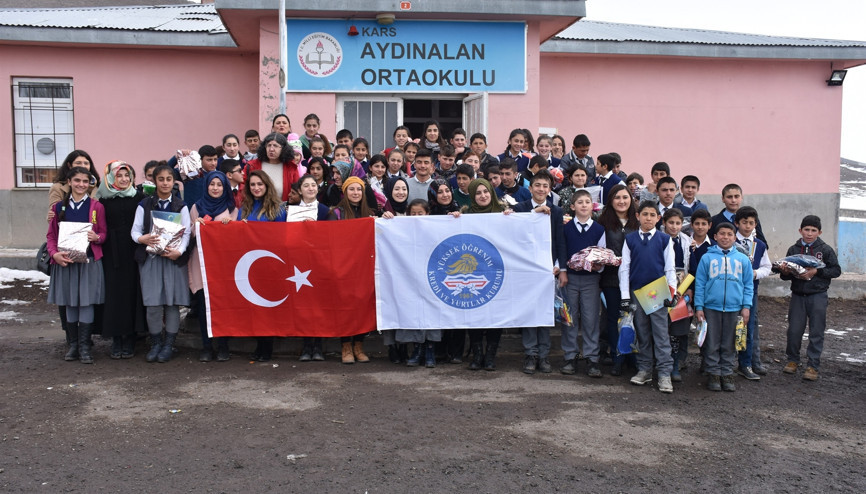 Üniversitelilerden köy okullarına destek