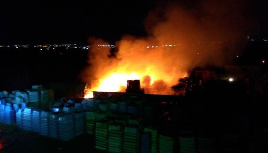 Kocaeli’de palet fabrikasında yangın
