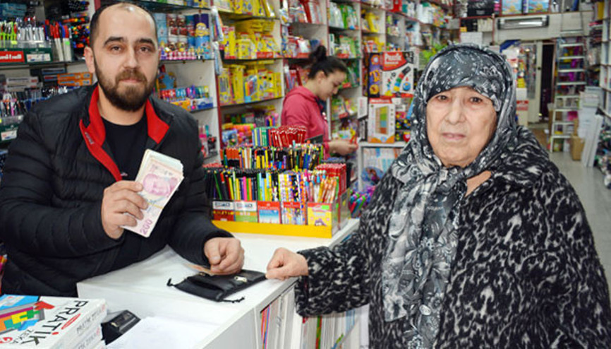 17 bin lirayı cebine koymak isterken düşürdü 17 bin lirayı cebine koymak isterken düşürdü
