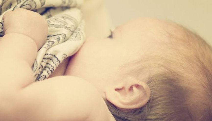 Trans bir kadın ilk kez bebek emzirdi