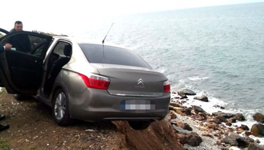 Askıda kalan otomobili vatandaşlar tuttu