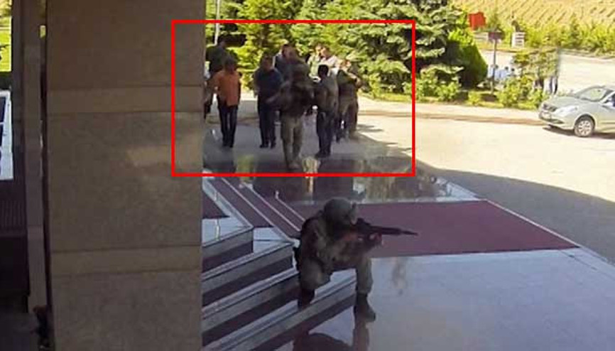 Zekai Aksakallının, şehit Ömer Halisdemiri alnından öptüğü görüntüler ortaya çıktı