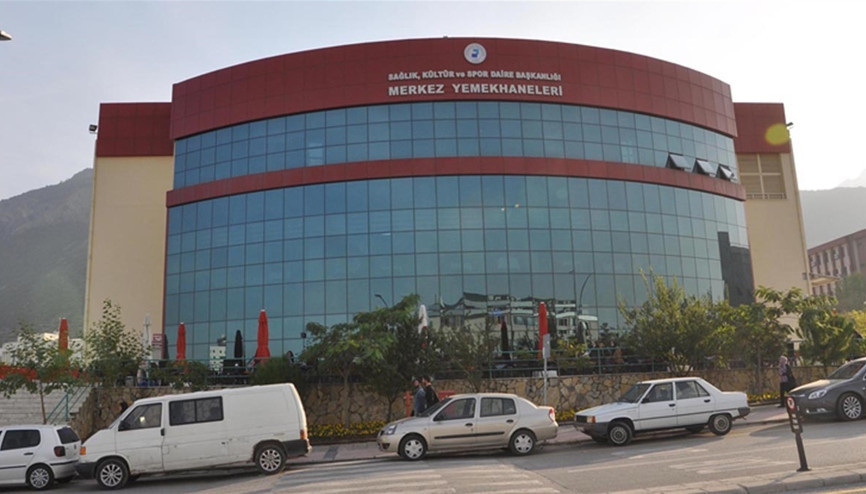 Öğrencilerden çatallı-bıçaklı ‘zam’ protestosu