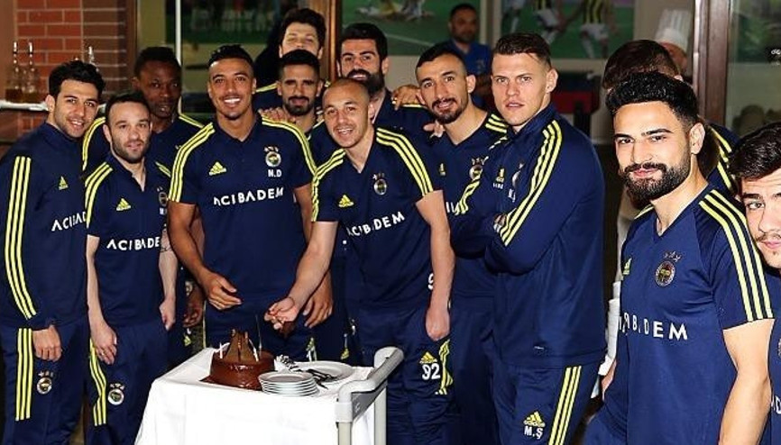 Derbi öncesi doğum günü kutlaması