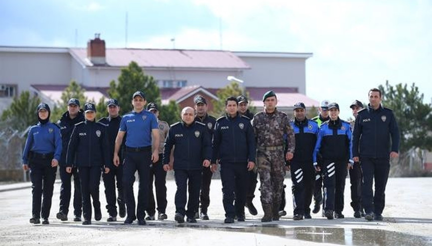 Polislerin yeni üniformalarını tasarlayan modacı konuştu