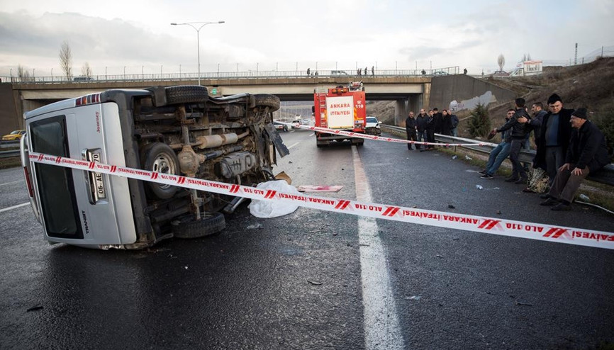 Minibüs devrildi 1 ölü 7 yaralı