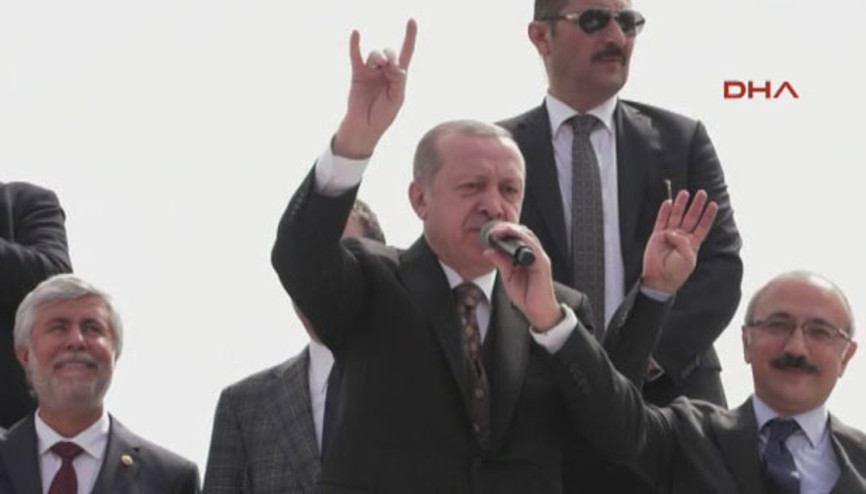 Erdoğandan bozkurt işareti
