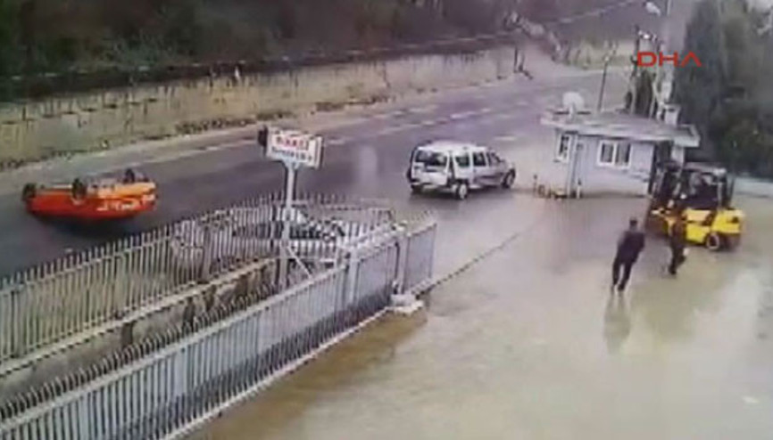 Patron çıldırdı... Araçları yola fırlattı