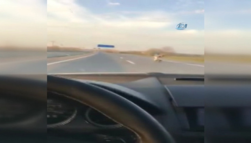 Motosiklete yüz üstü yatarak trafikte gitti