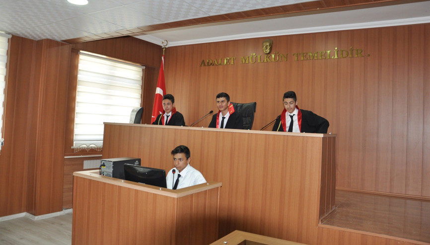 Sınıf mahkeme salonu oldu