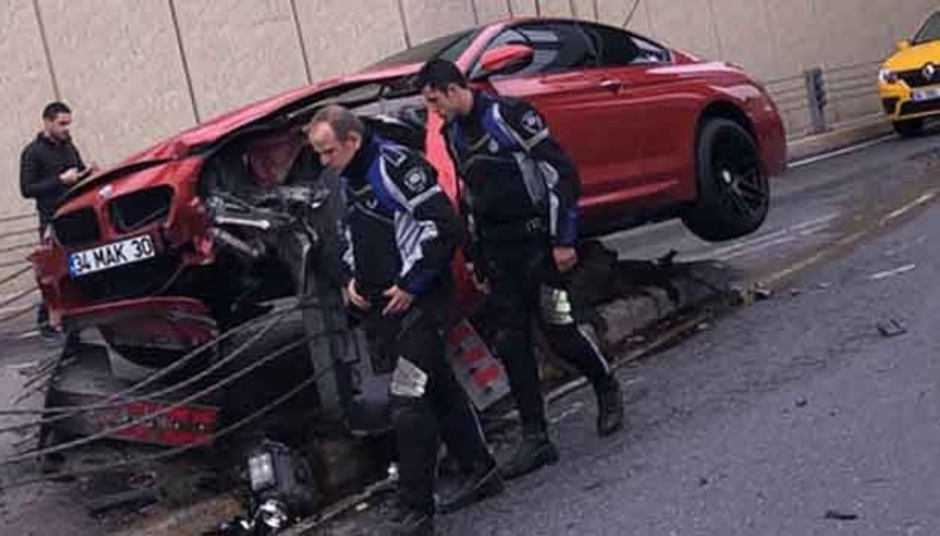 Lüks otomobil bariyerlere çarptı, asılı kaldı