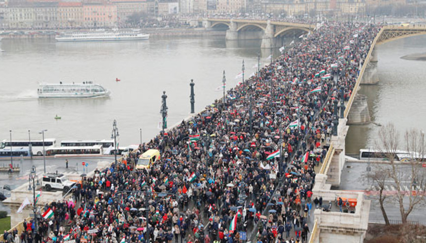 100 bin kişi, Soros’a karşı yürüdü