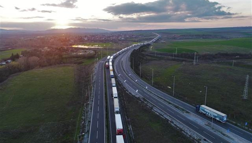 Kuyruk ufka kadar uzadı