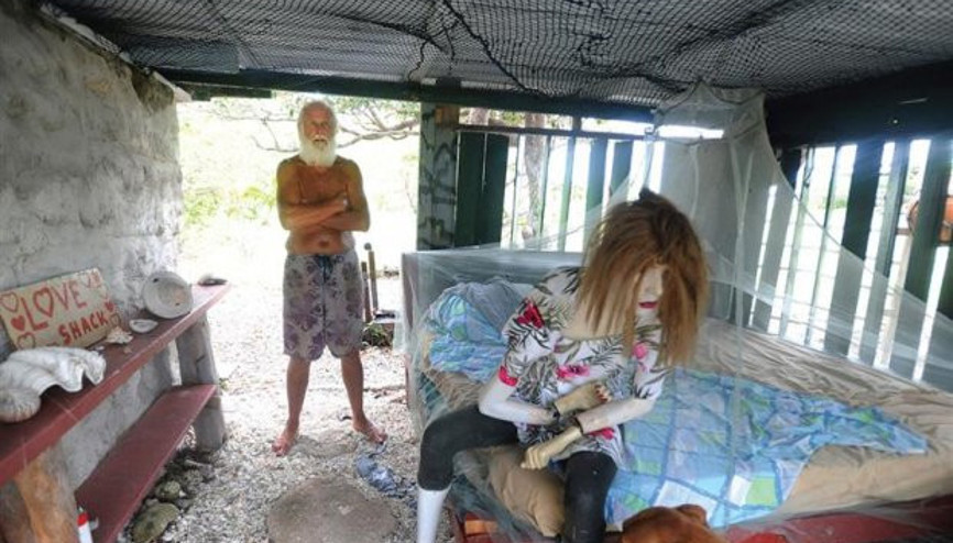 Bir zamanların en zenginlerindendi Şimdi 5 parasız cansız bir mankenle orada yaşıyor