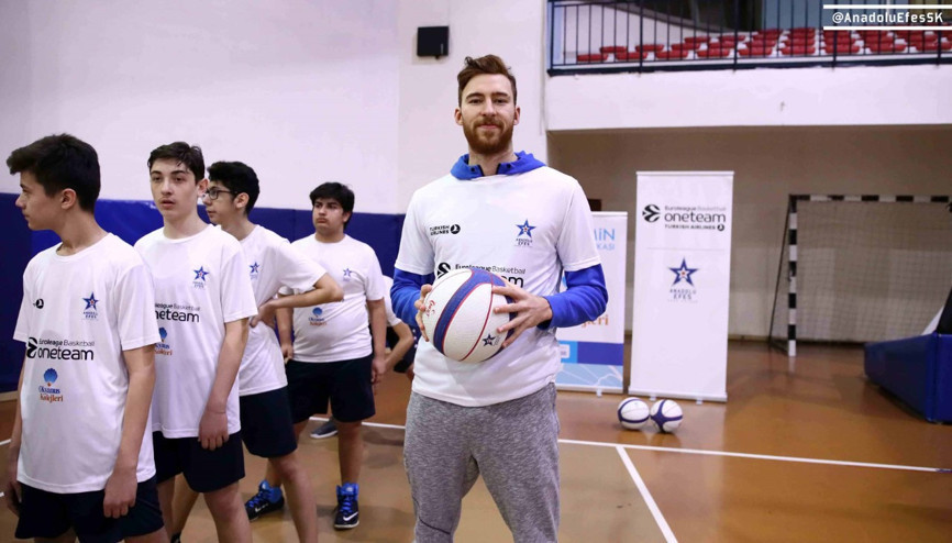 Anadolu Efesin başarılı oyuncusu Onur Alp Bitim One Team çalışmasına katıldı