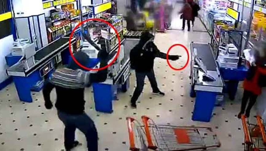 Palalı, silahlı gaspçılar kamerada