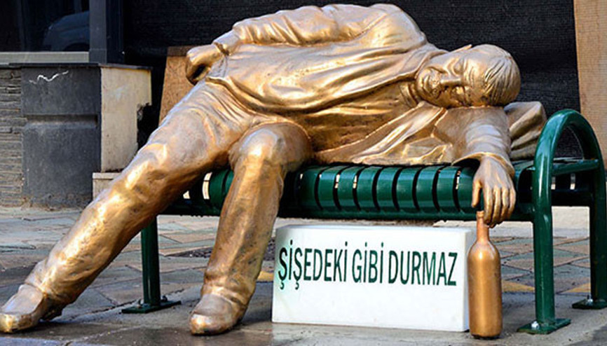 Sarhoş adam heykeli sokakta
