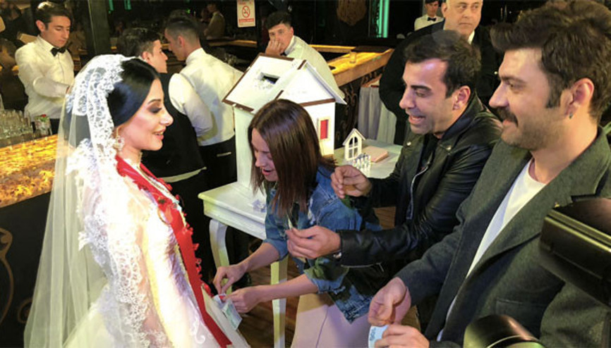 Oyuncular düğün bastı