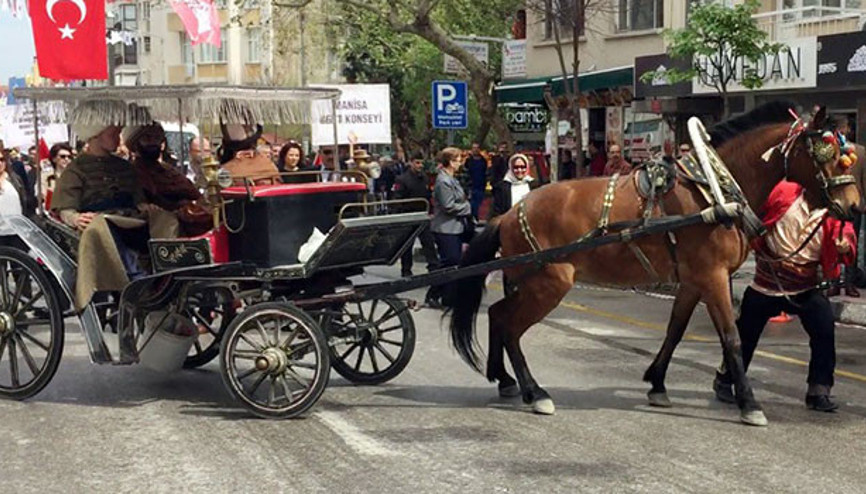 Huysuz at şehzadeleri yaya bıraktı
