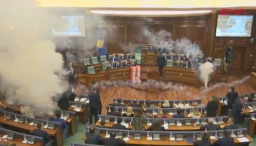 Kosova Meclisinde gaz bombalarına rağmen Karadağ sınır anlaşması onaylandı Kosova Meclisinde gaz bombalarına rağmen Karadağ sınır anlaşması onaylandı