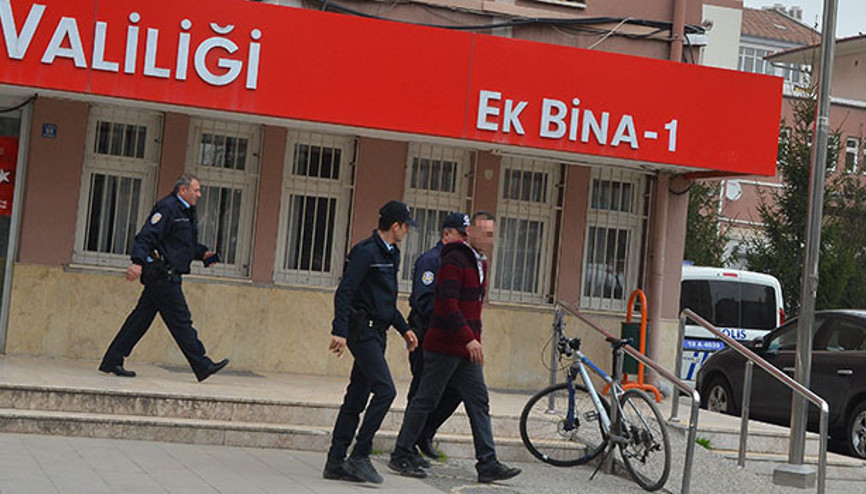 Ruhsatsız silahla valilik binasına girmek istedi