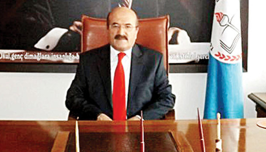 Bu kez Atatürk posterini silmiş Bu kez Atatürk posterini silmiş