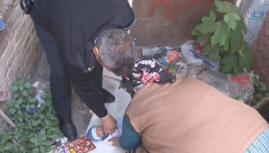 Çöplerin arasında erkek bebek bulundu Mahalleli gözyaşlarına boğuldu…