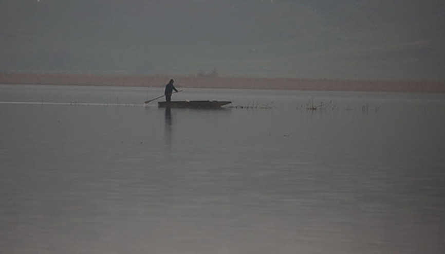 Tunca Nehri taştı, araziler sular altında kaldı, çiftçiler tarlalarda kayıkla geziyor