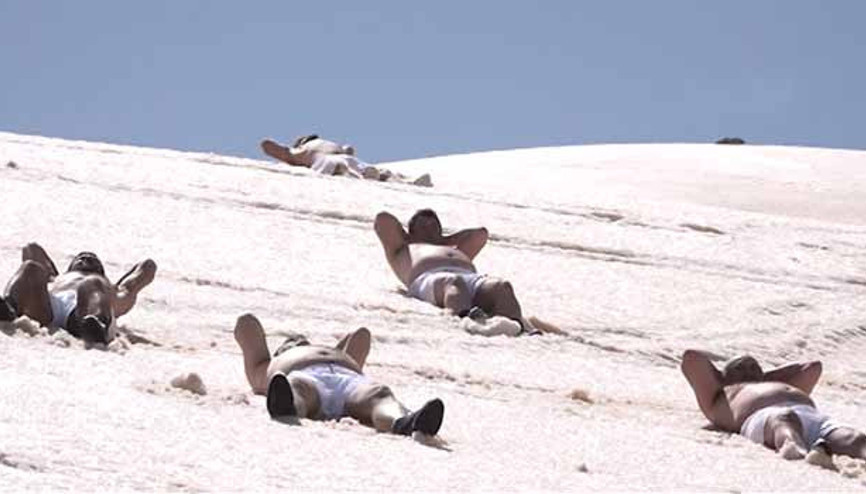 Obeziteye dikkat çekmek için kar banyosu yaptı